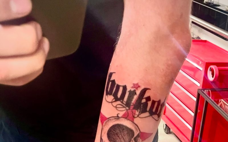 Tatuaż Boikot na ręce